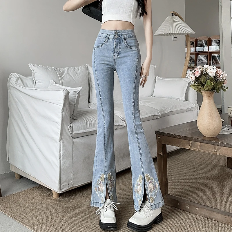 双扣高腰刺绣微喇叭牛仔裤女2024春秋新款新中式国风绣花开叉设计