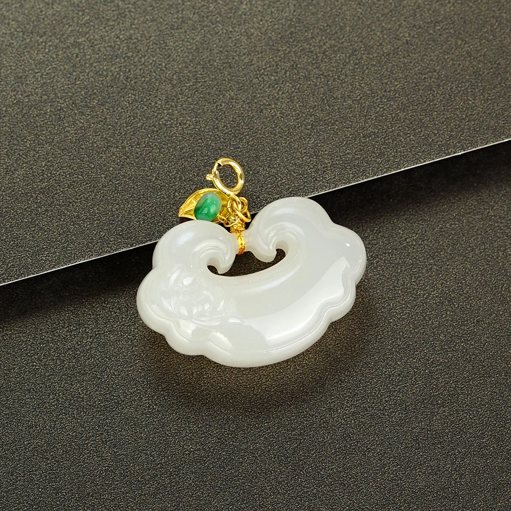 “云销雨霁”18K和田白玉锁43959