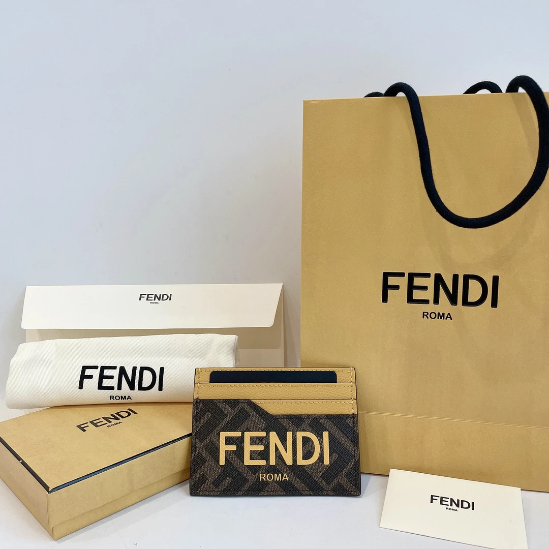 全新未使用 FENDI/芬迪 老花满印Logo拼色卡包