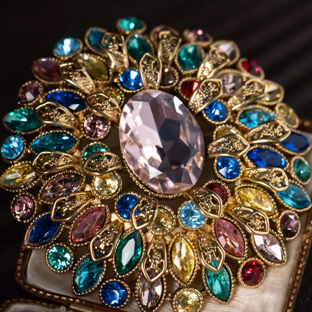 铜合金仿水晶胸针 绝美珍藏施华洛著名工坊"藏 书章7091/