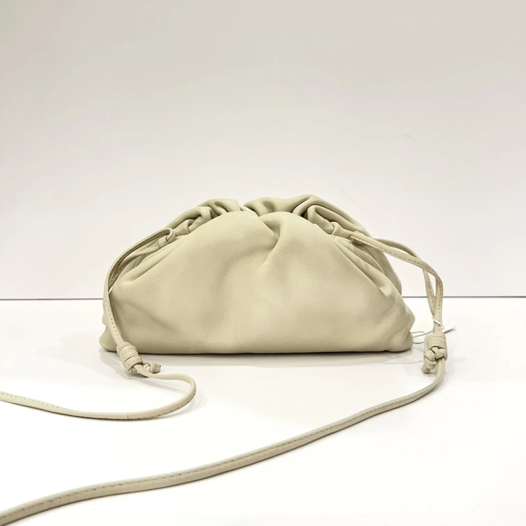 95新 BOTTEGA VENETA/葆蝶家 蔚蓝/白色 mini pouch 云朵包