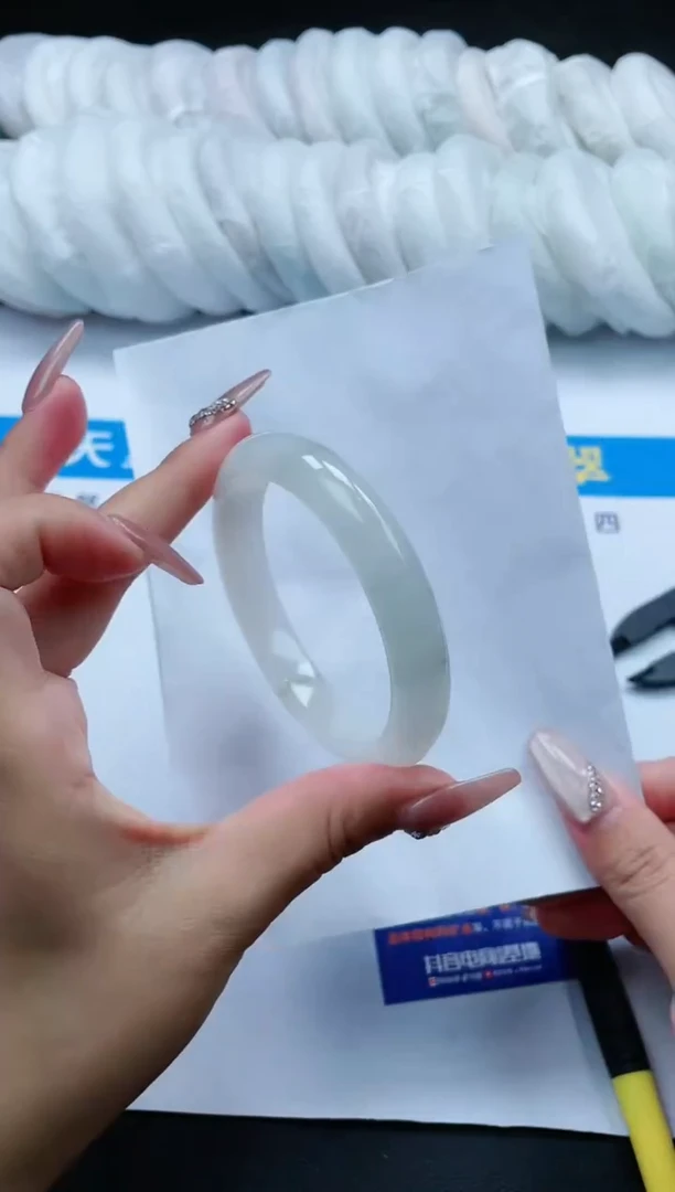 【闪购商品】石英质玉手镯未镶嵌520