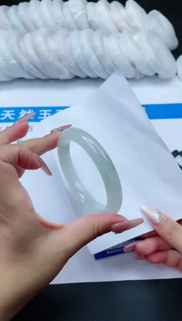 【闪购商品】石英质玉手镯未镶嵌243