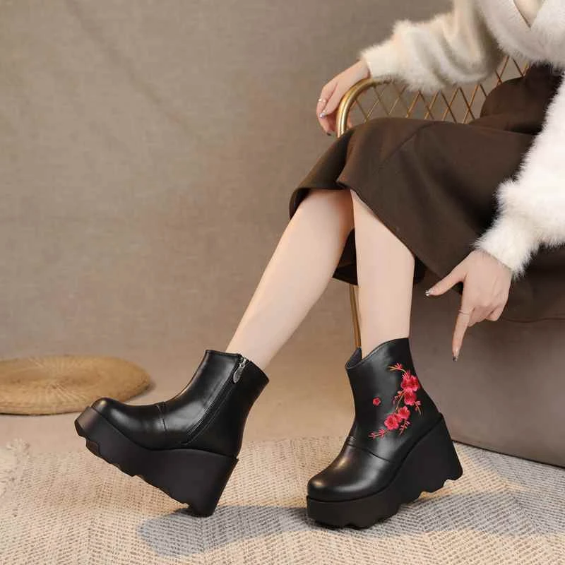民族风秋冬新款坡跟厚底短筒单靴刺绣花朵短筒坡跟女短靴马丁靴子