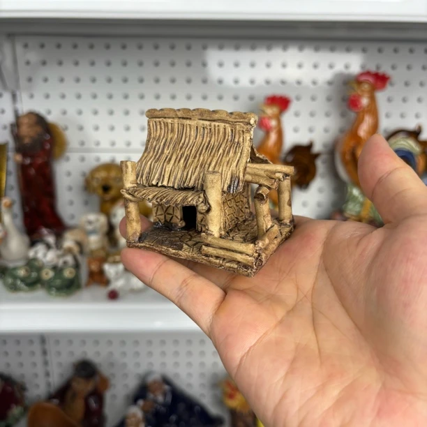 陶瓷5.5厘米高草寮摆件