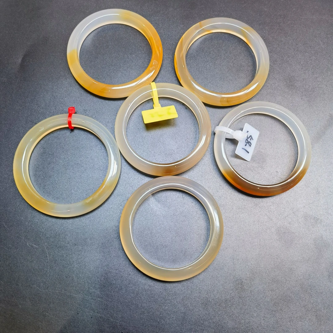 天然玛瑙手镯，多样性发货，随机发其一