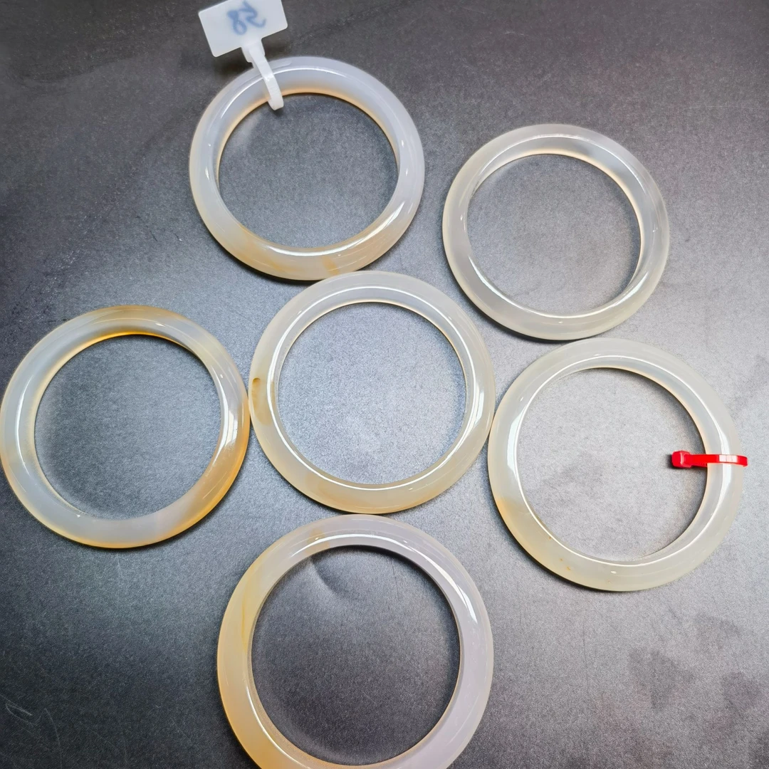 天然玛瑙手镯， 多样性发货，随机发其一