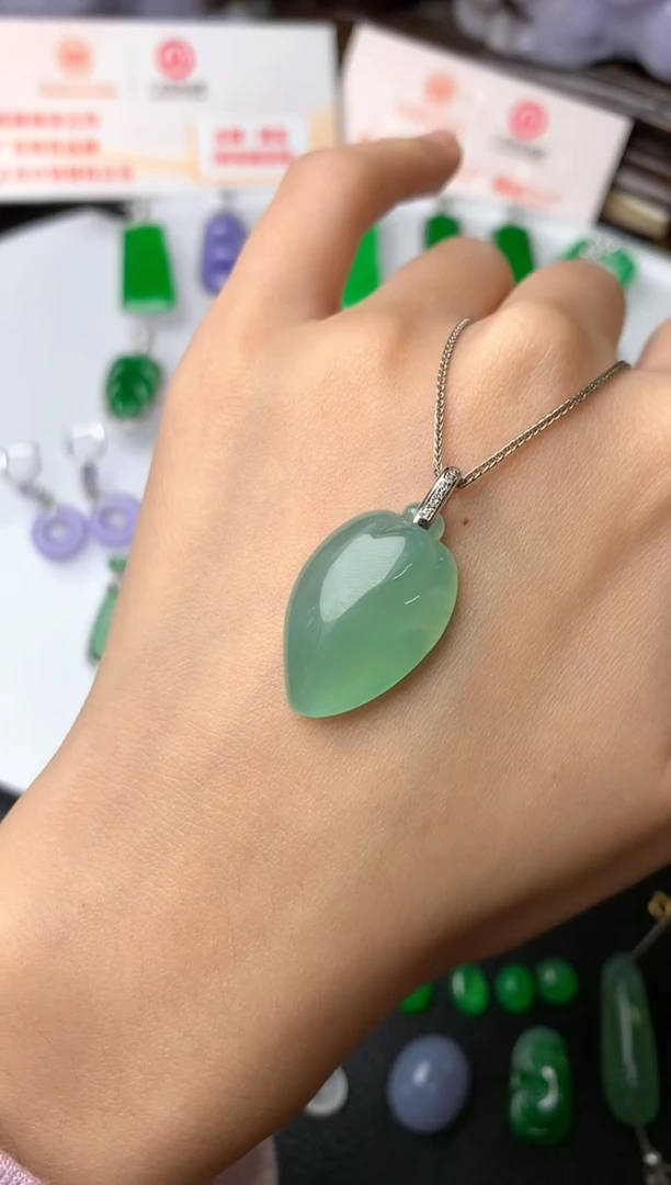 【闪购商品】翡翠吊坠(赠链)18K金镶嵌吊坠