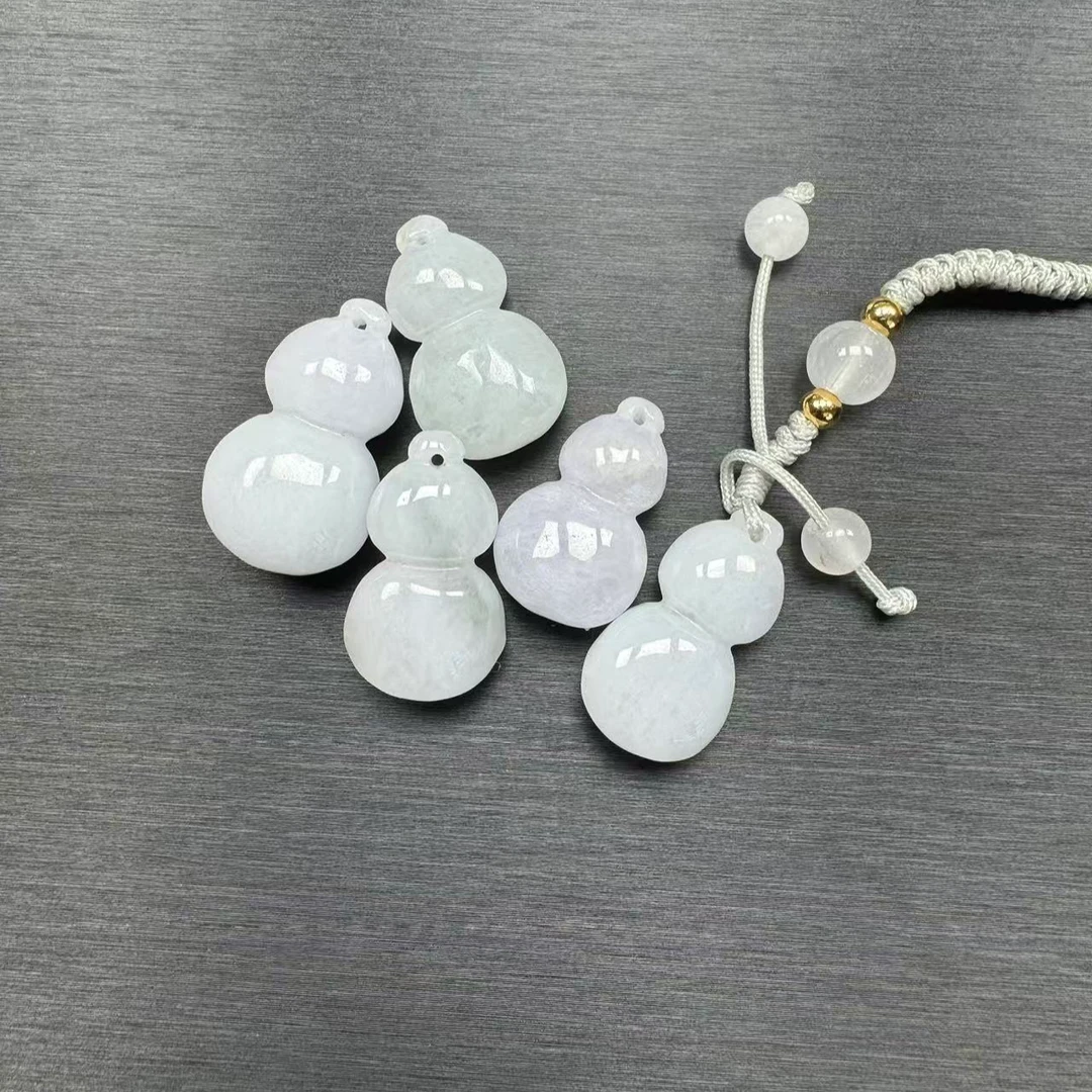 天然胶润缅甸翡翠A货精美葫芦饱满可爱，可做吊坠，手机挂。