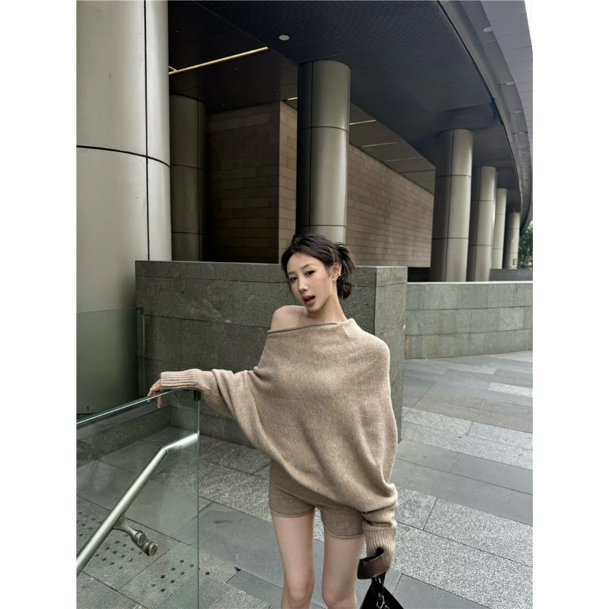 卡其色宽松露肩长袖套头毛衣女秋季慵懒风套装针织直筒短裤两件套