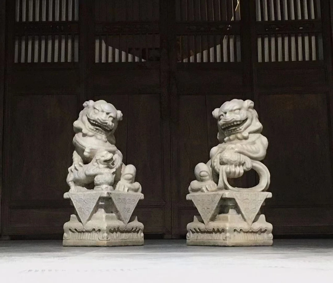 喜狮一对 高50长25厚19厘米 品相完整 汉白玉 门口两侧摆放,