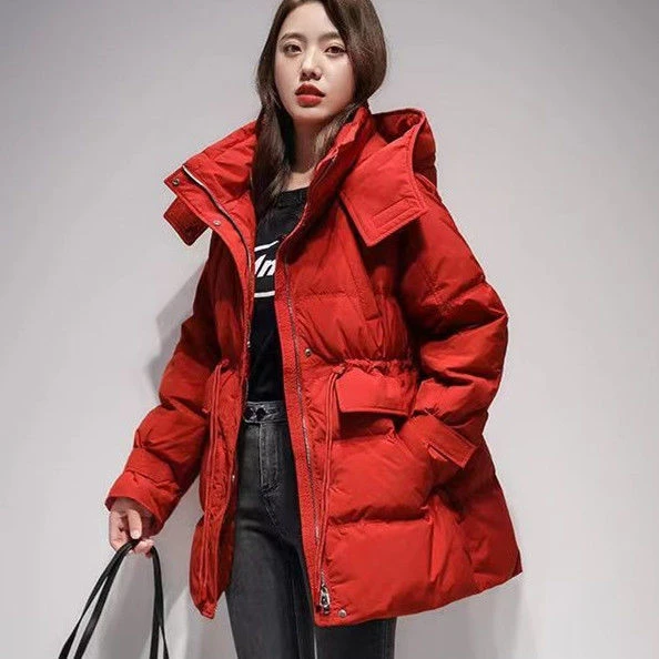 艾莱依红色羽绒服女中长款2023冬季新款韩版收腰显瘦白鸭绒连帽加