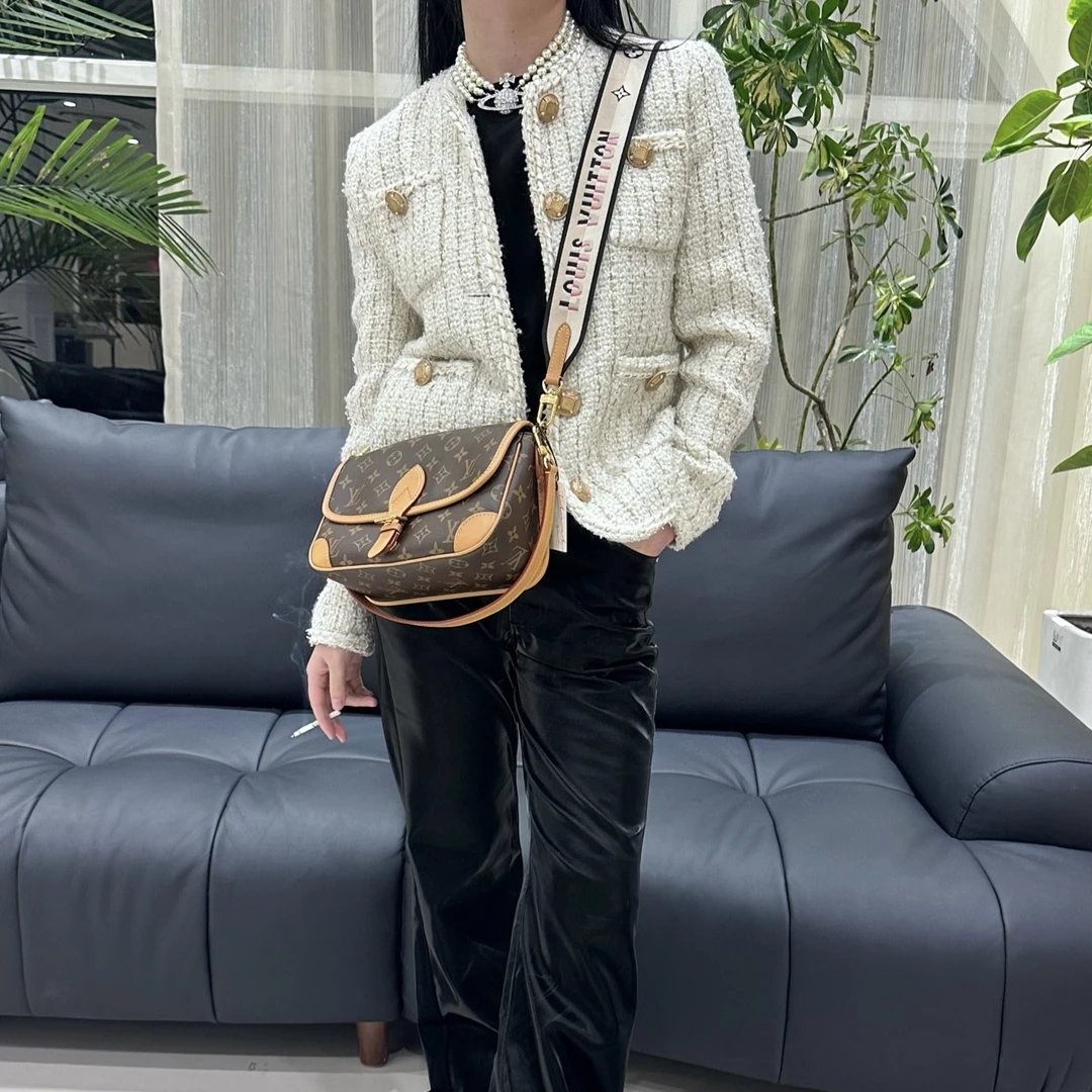 99新 LV  老花法棍 米黑肩带 /公价 18100