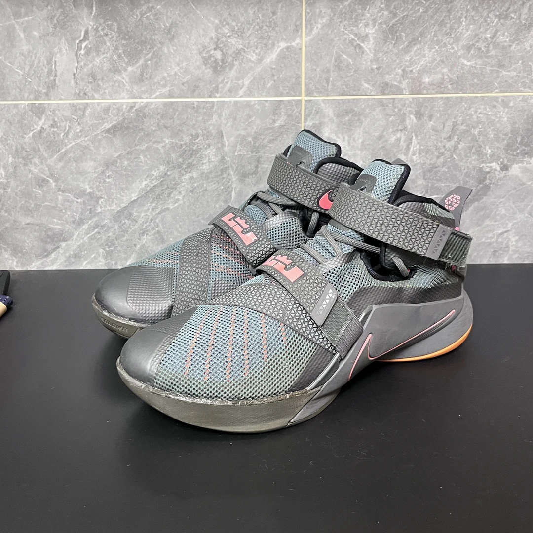 90新 NIKE/耐克 43码 詹姆斯 士兵9 黑红 无盒 老鞋有开胶