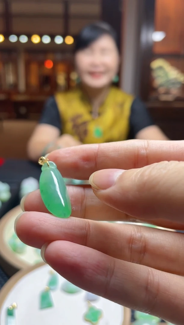 【闪购商品】翡翠颈饰18K金镶嵌福瓜