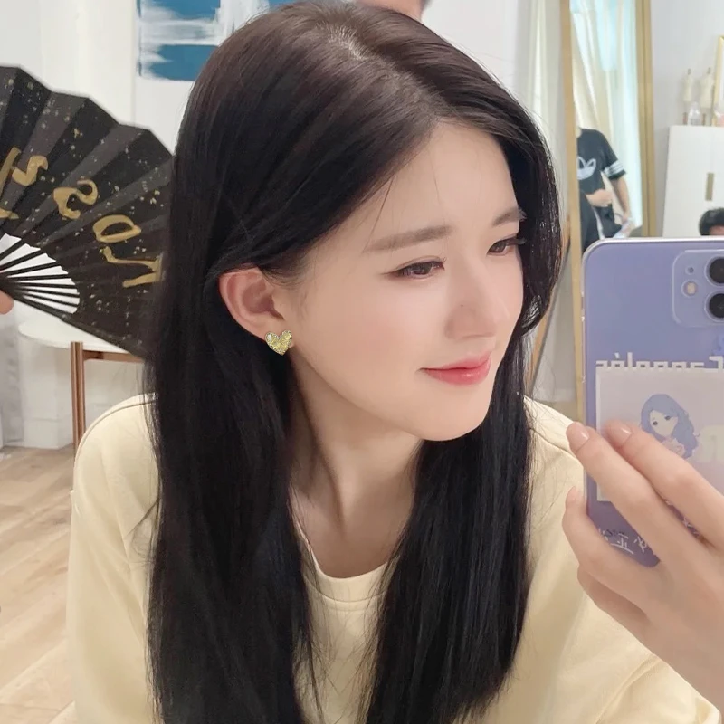 铜合金合成锆石耳饰 气质高级感爱心耳钉女小众设计时尚百搭耳饰