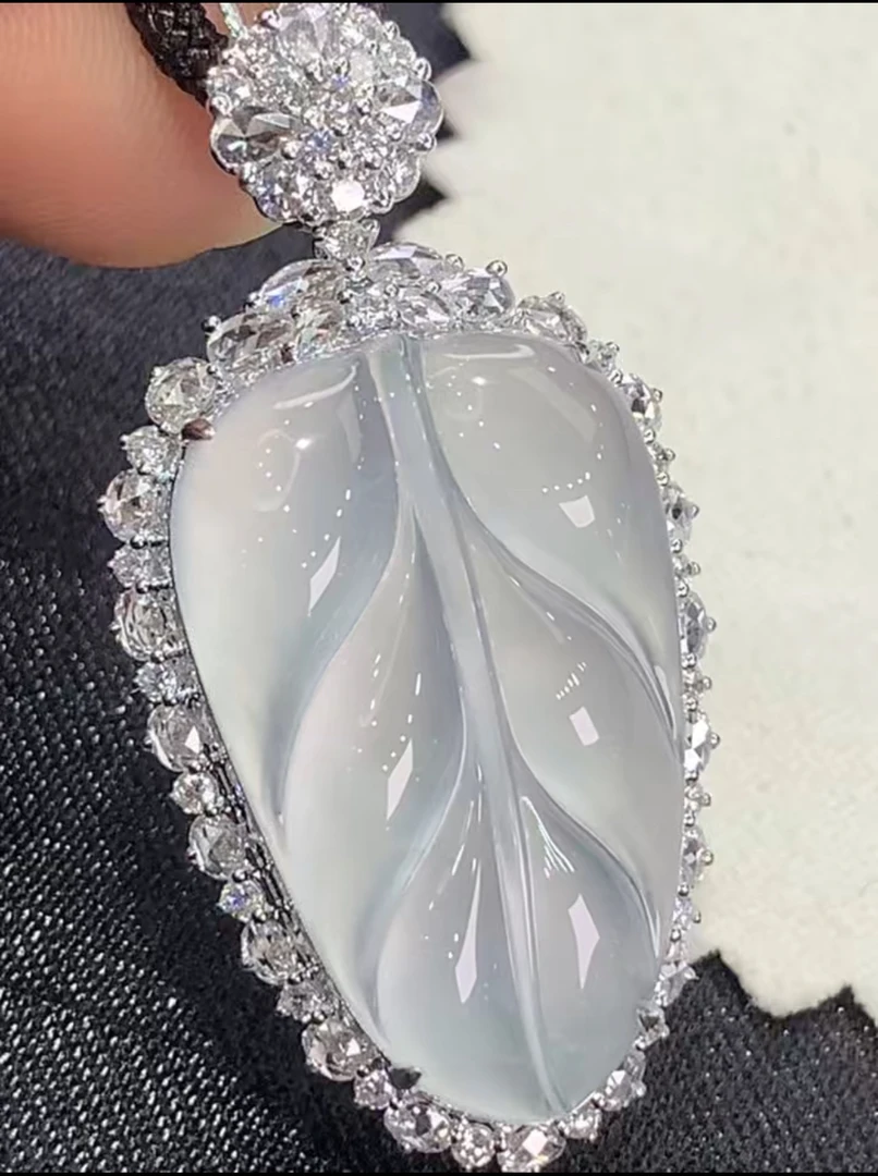 18K金镶嵌天然翡翠玻璃种叶子高冰精致豪华真金