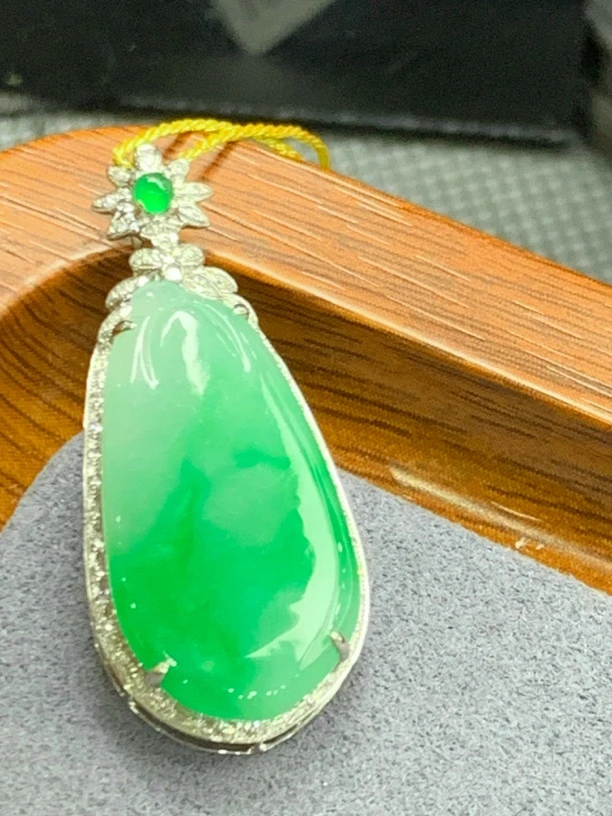 18K金镶天然翡翠吊坠 阳绿色气质精美