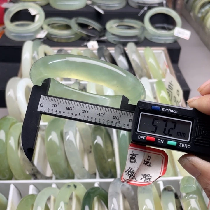 蛇纹石玉手镯未镶嵌6666
