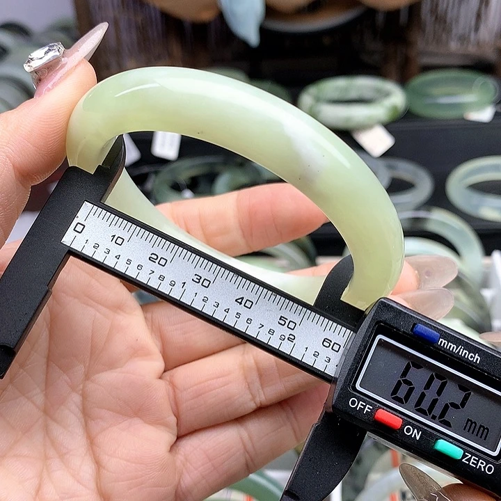 蛇纹石玉手镯未镶嵌1051