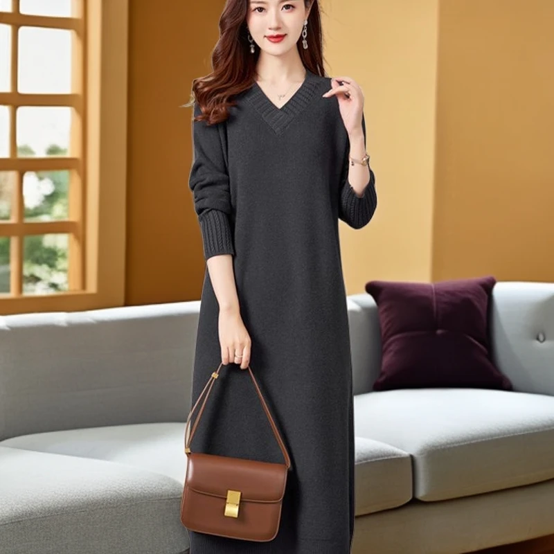 美拉德V领连衣裙宽松显瘦打底裙过膝长裙大码A字裙纯色新款厚毛衣