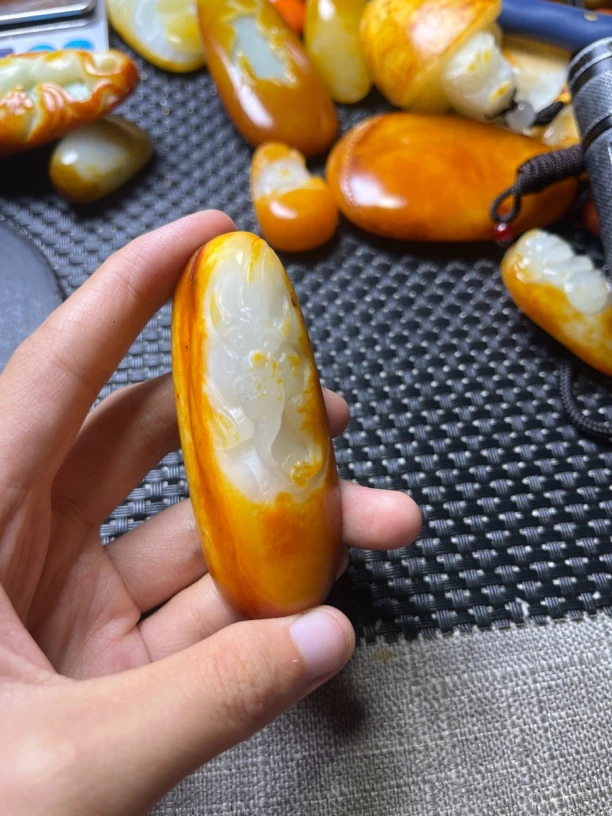 和田玉龙行天下手把件