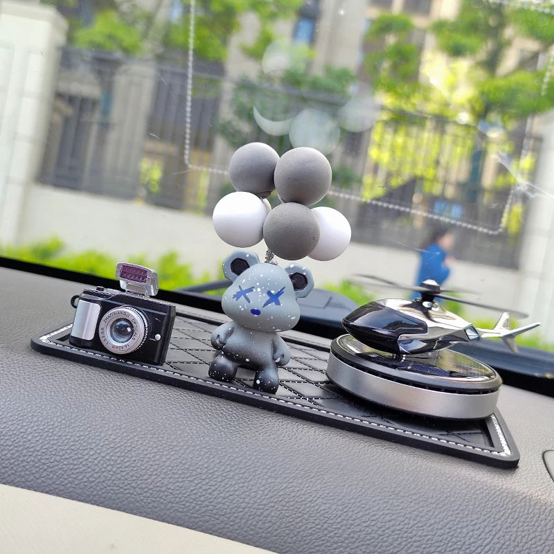 可爱暴力熊车载香薰汽车摆件车内除异味持久淡香氛太阳能飞机装饰