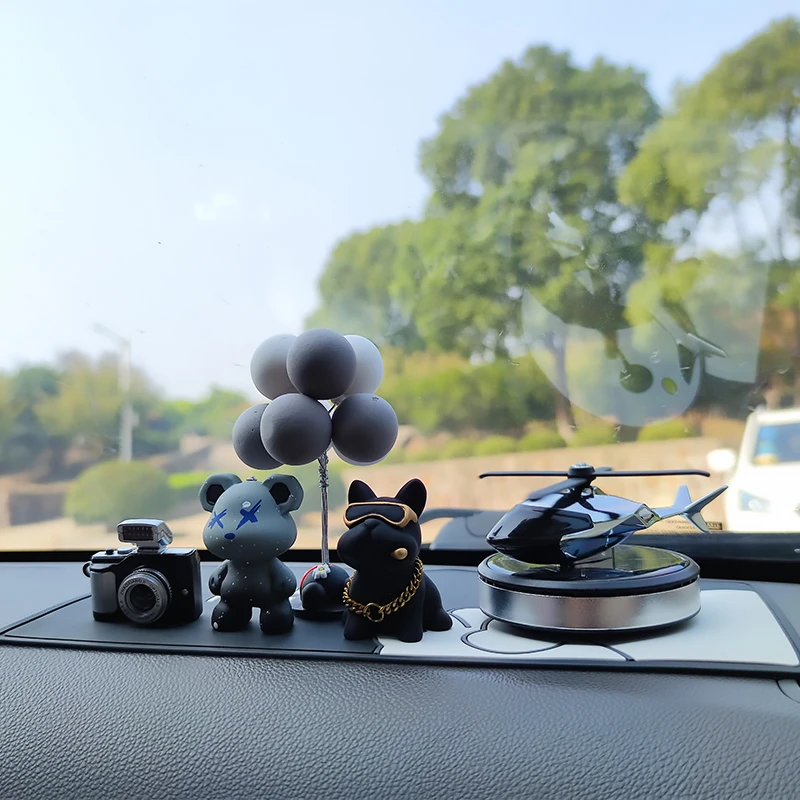 可爱斗牛犬法斗车载香薰香水汽车摆件车内持久香氛太阳能飞机装饰