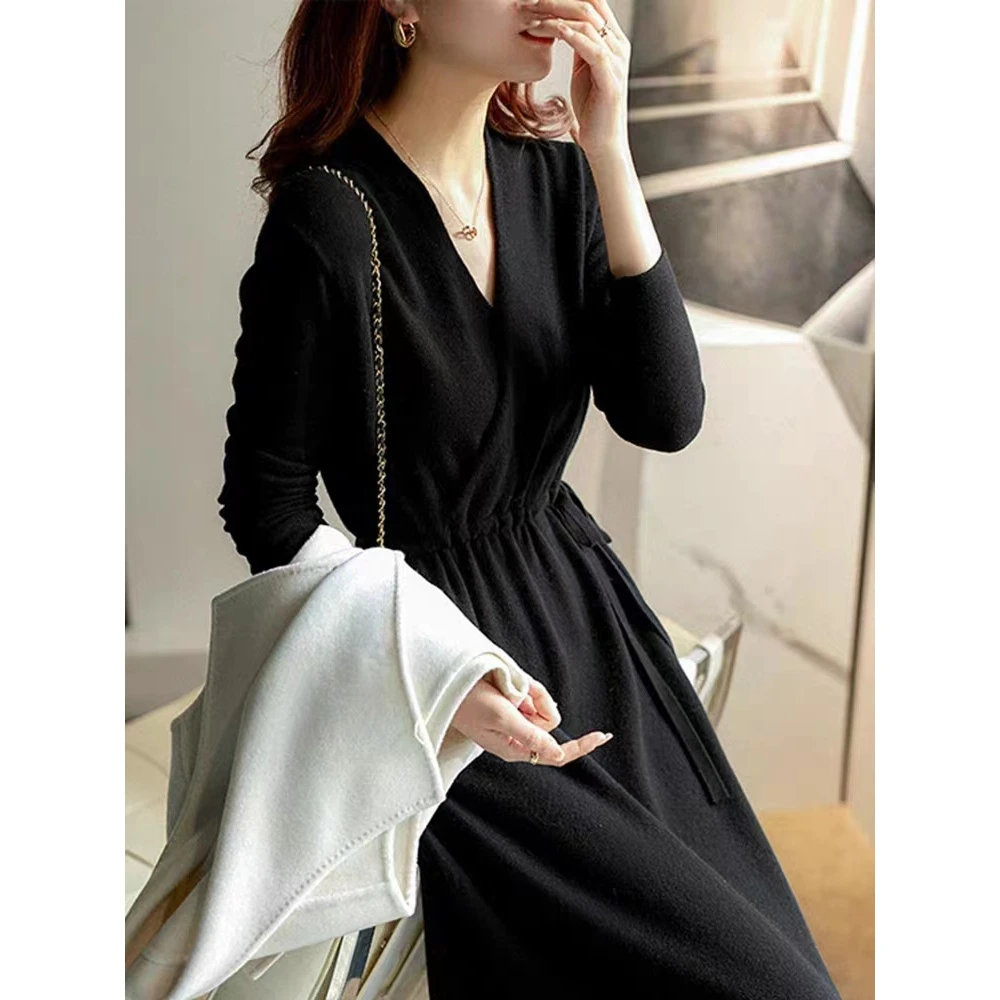 2023年秋冬新款纯色抽绳修身版小众设计感性感领绑带针织连衣裙