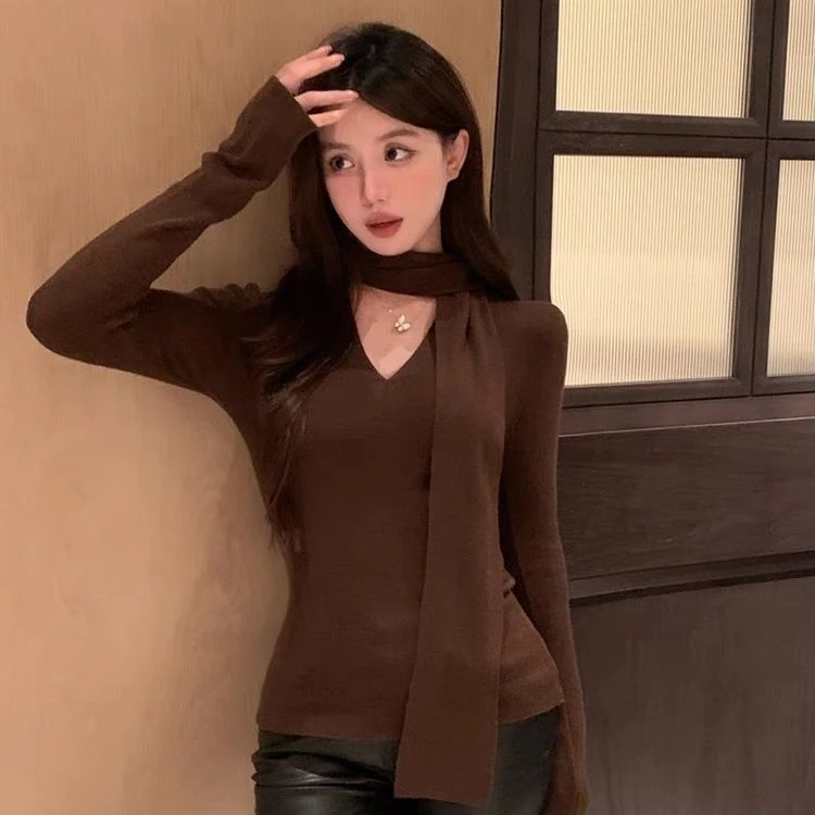 气质修身深V领棕色挂脖针织衫女内搭秋冬别致美拉德毛衣打底上衣