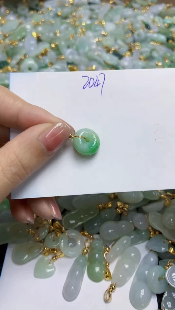 【闪购商品】翡翠挂件合金v 天然缅甸翡翠A货