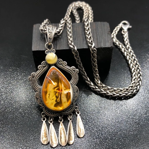 俄料金白花琥珀吊坠，金白天花板等级材质，堪称经典。