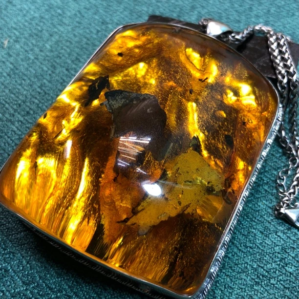 原生态植物琥珀吊坠