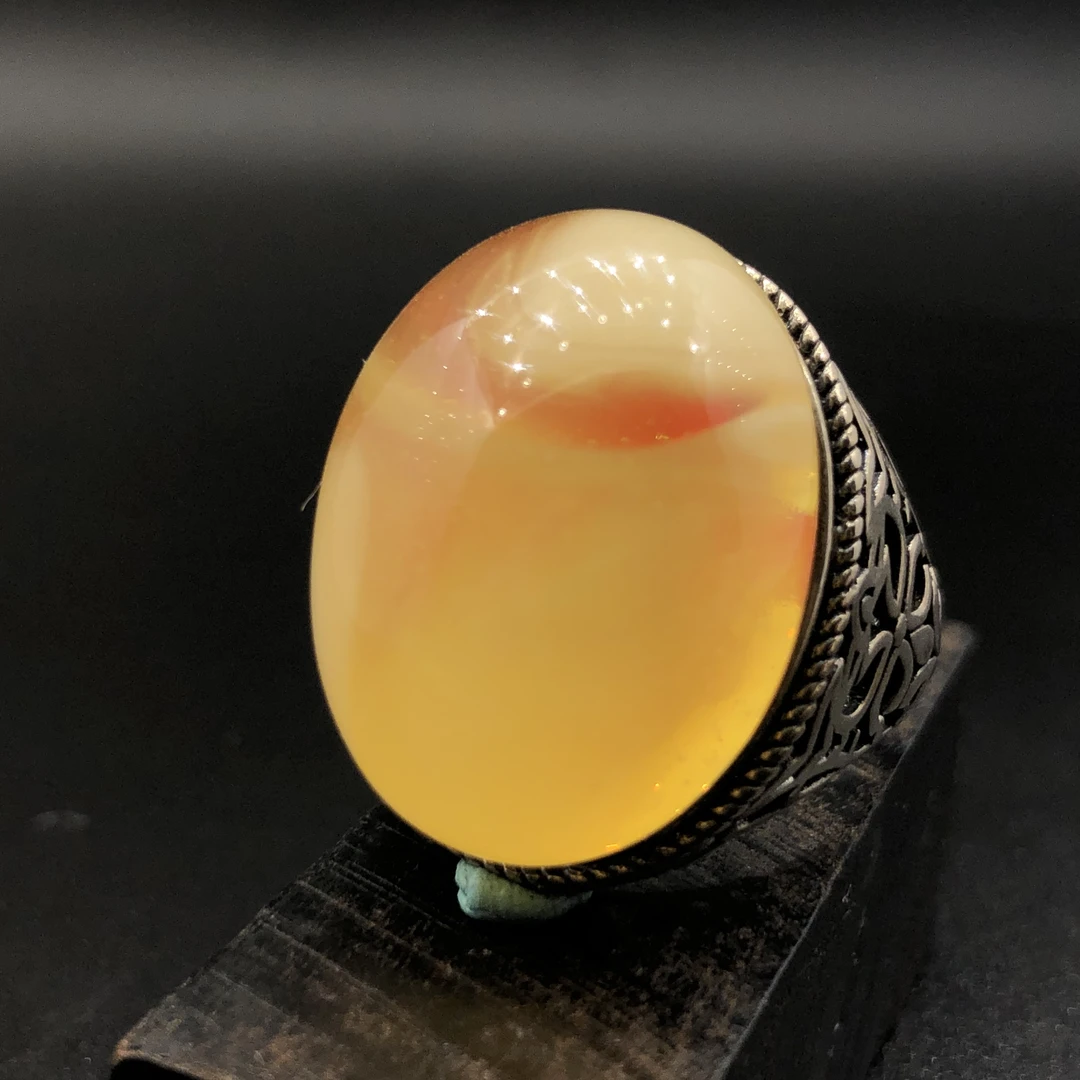 天然妖花意境带荧光琥珀戒指，底部采用红色铝箔纸美饰，不影响品质