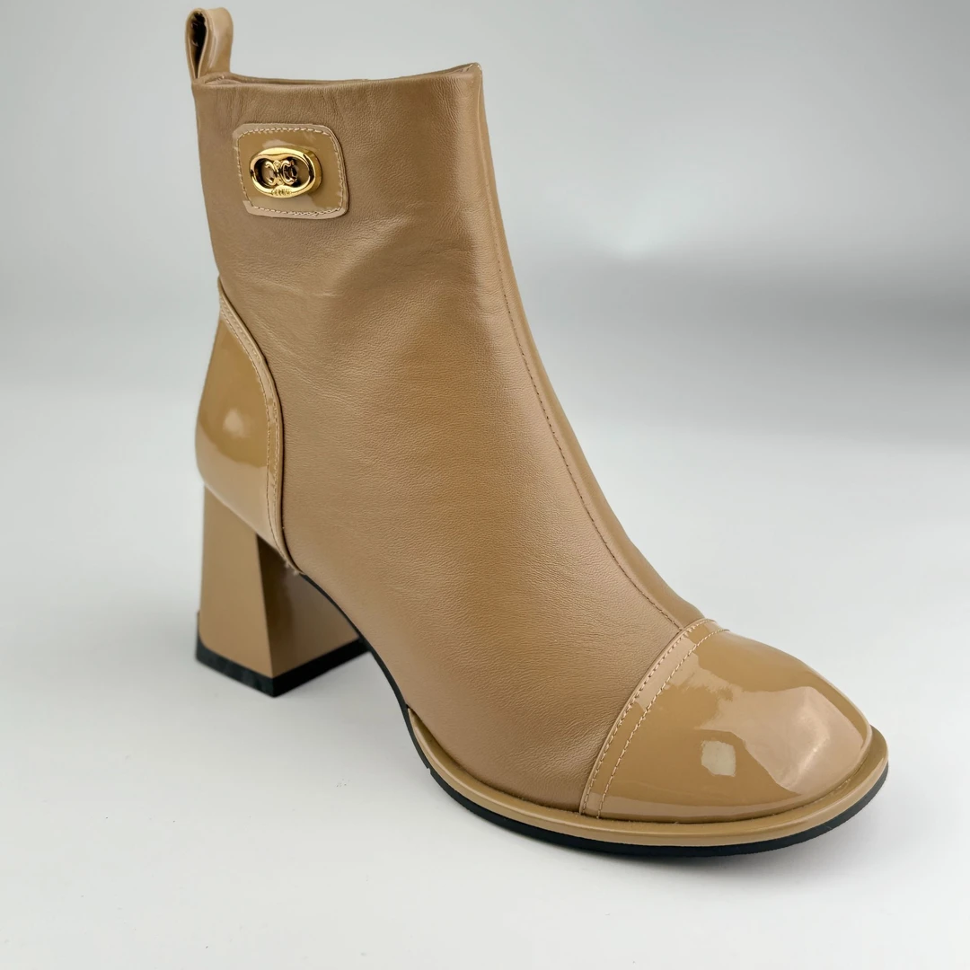 D035卡其色简约优雅圆头羊皮绒里时尚靴