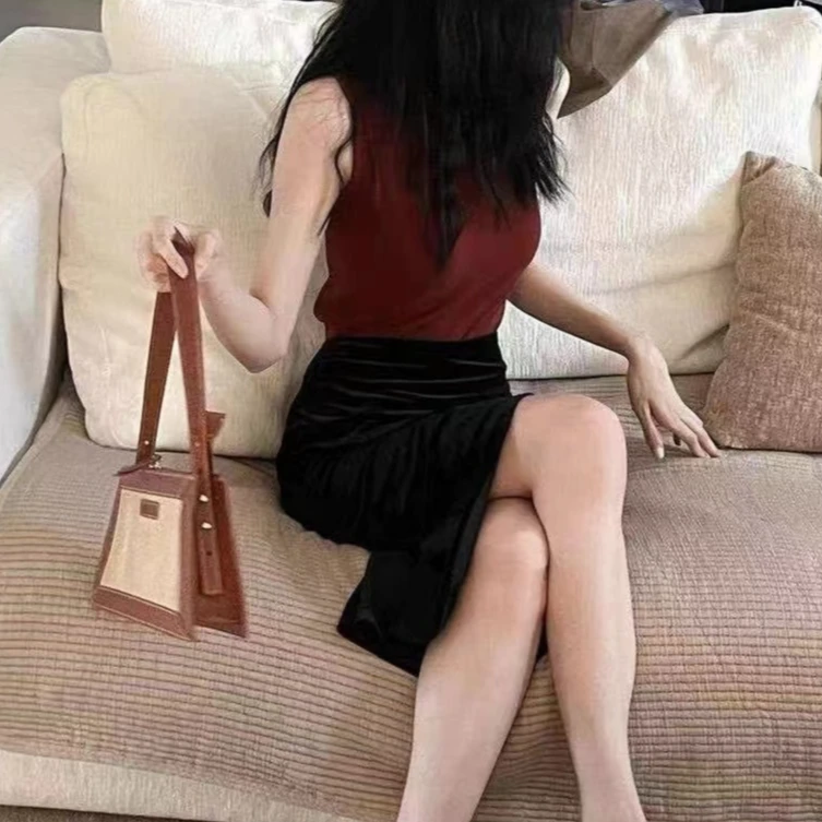 1012半高领气质款无袖上衣