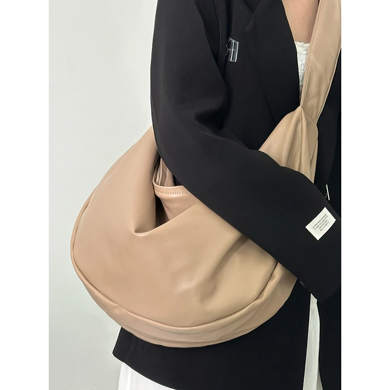 慵懒风休闲软皮大容量饺子包新款简约百搭单肩斜挎包购物袋托特包