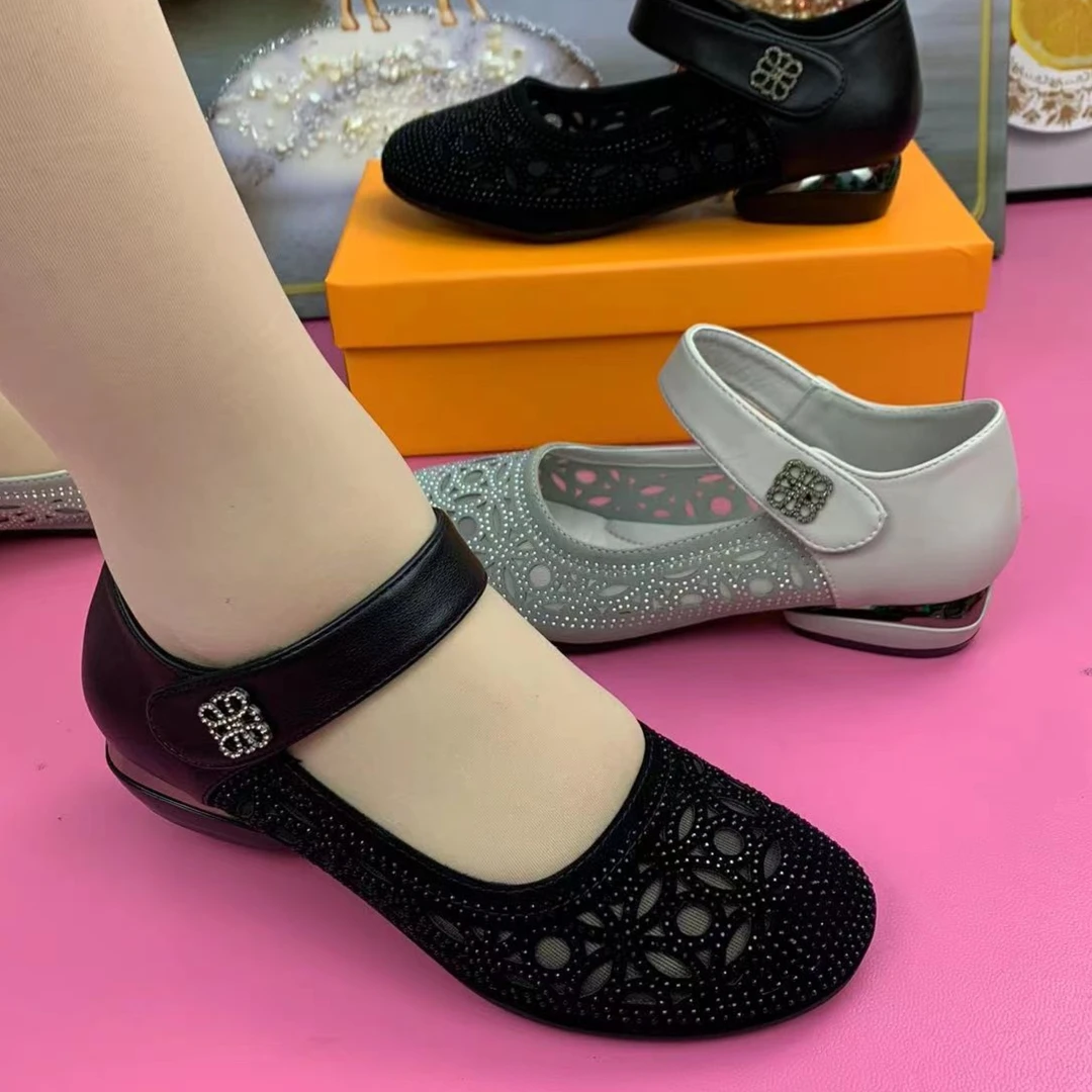 镂空透气单鞋软底软面2023夏季魔术贴软皮妈妈洞洞鞋舒适女士凉鞋