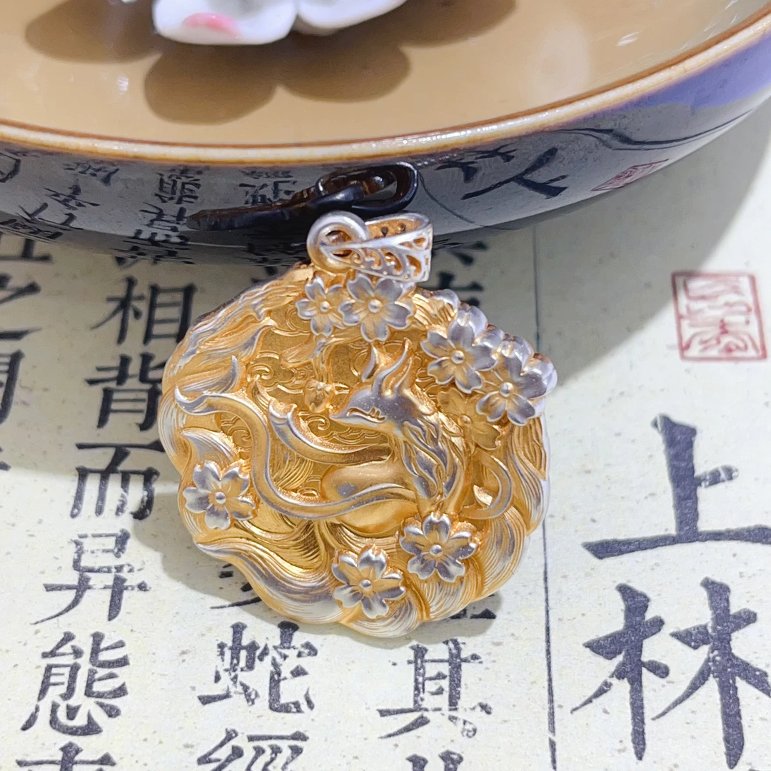 吊坠足银 足银999.9桃之夭夭描金九尾狐吊坠