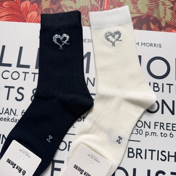 饰品烫钻女士棉袜秋冬外穿潮流黑白刺绣吸汗透气中筒袜冬季袜子