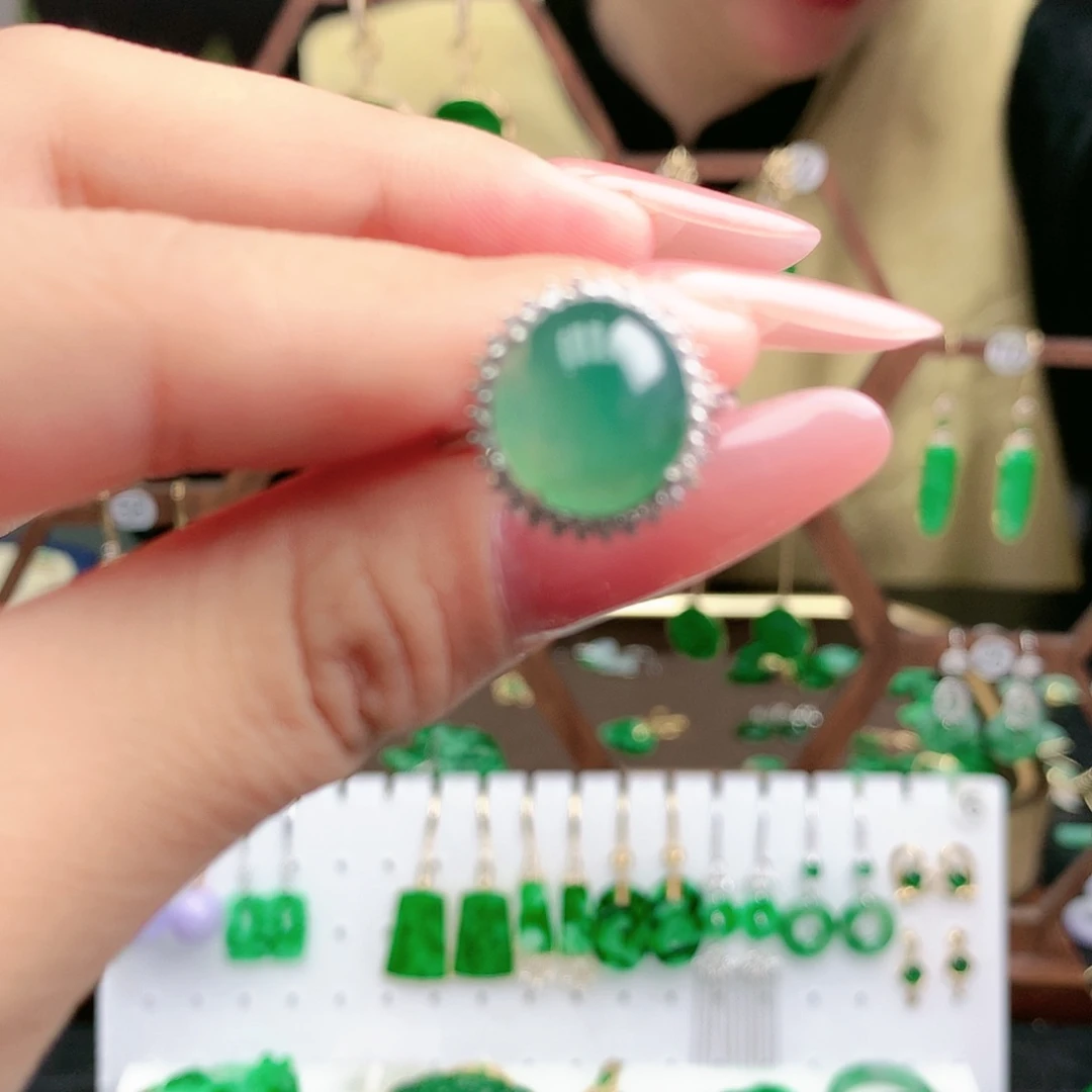 翡翠戒指18K金镶嵌戒指