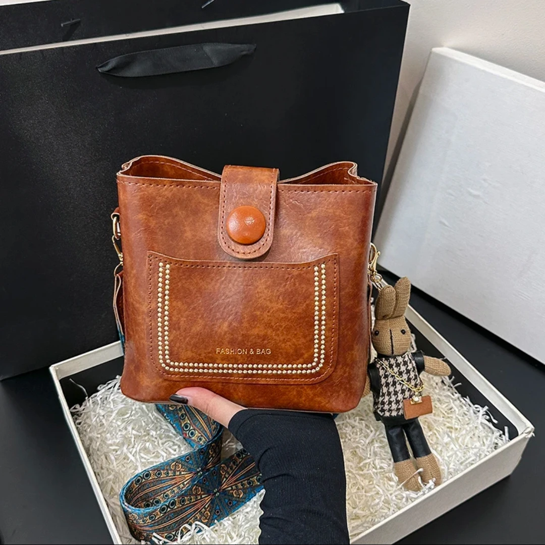 2024韩版新款百搭通勤宽肩带高级包水桶复古斜挎包