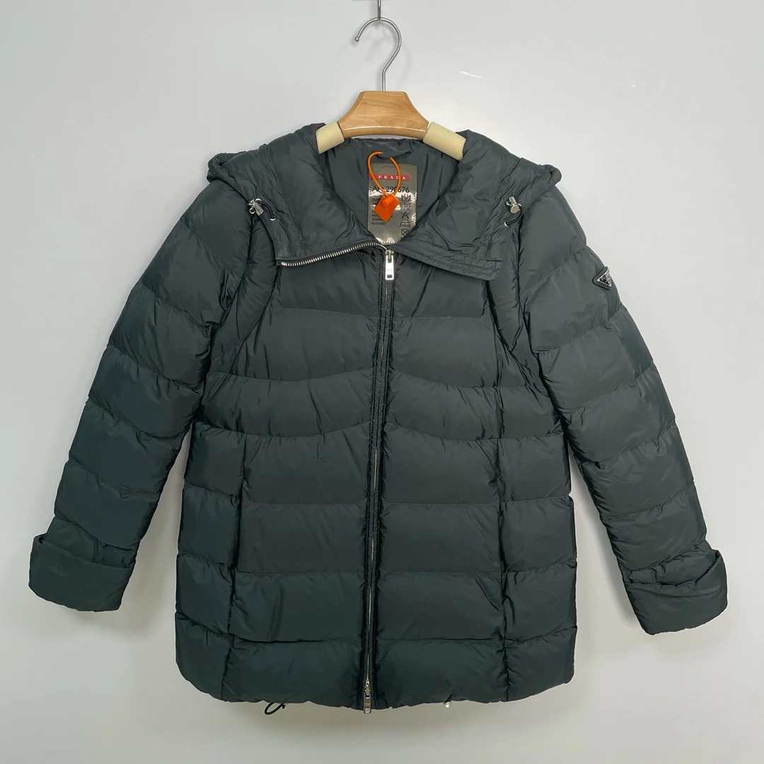 40码/Prada/普拉达 三角标连帽羽绒服/95新/xjm0001771