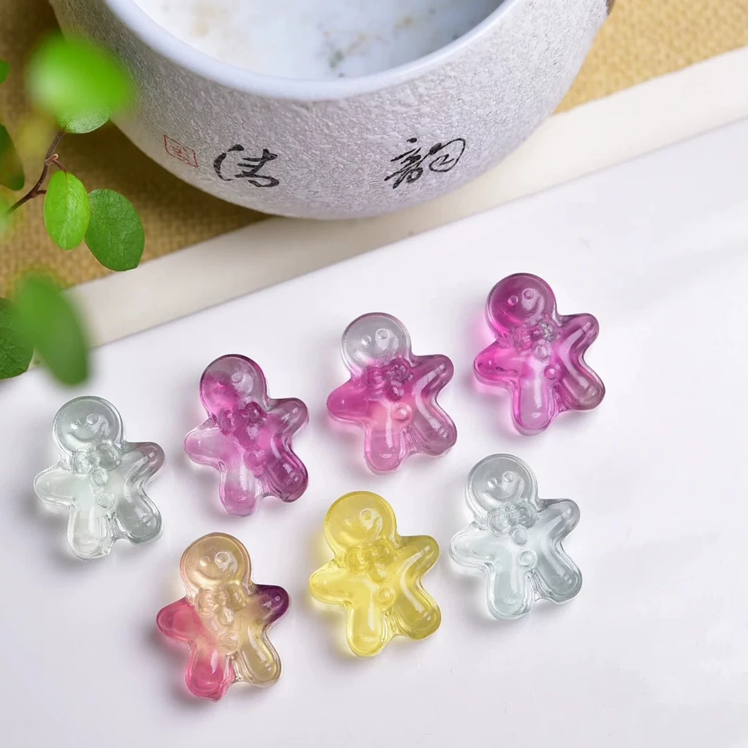 天然彩色萤石吊坠新款跑跑姜饼人小动物卡通可爱项链小提溜diy饰