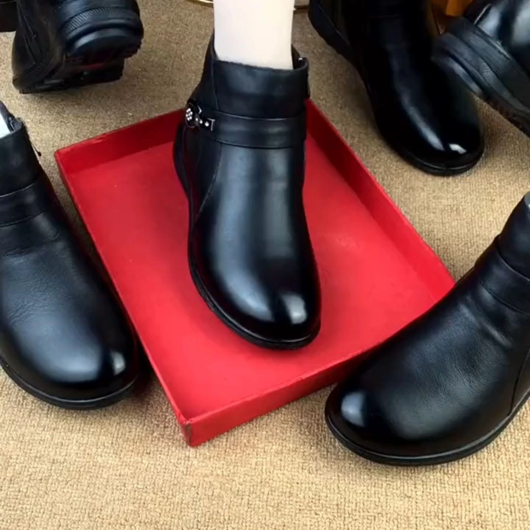 女士冬季皮鞋2024春秋新款超软皮圆头平底加厚毛保暖休闲妈妈靴子