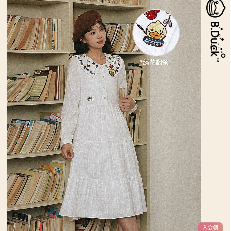 B.Duck小黄鸭自然森系2024年秋季新款白色绣花翻领甜美清新连衣裙