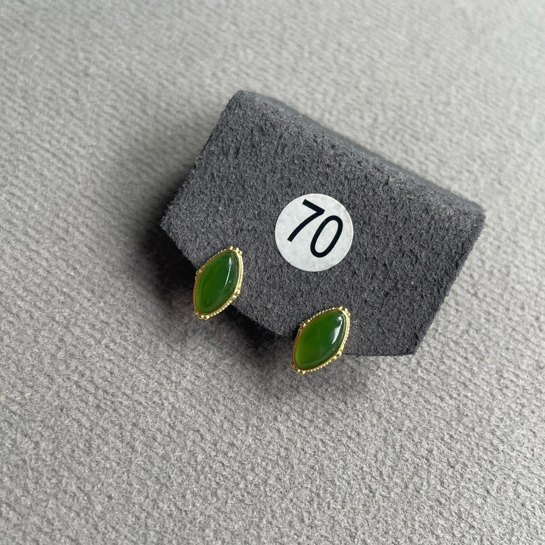 S925银镶嵌和田碧玉精致苹果绿耳钉