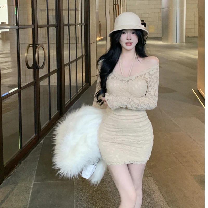 法式气质V领长袖蕾丝连衣裙女秋冬打底内搭收腰显瘦纯欲包臀短裙