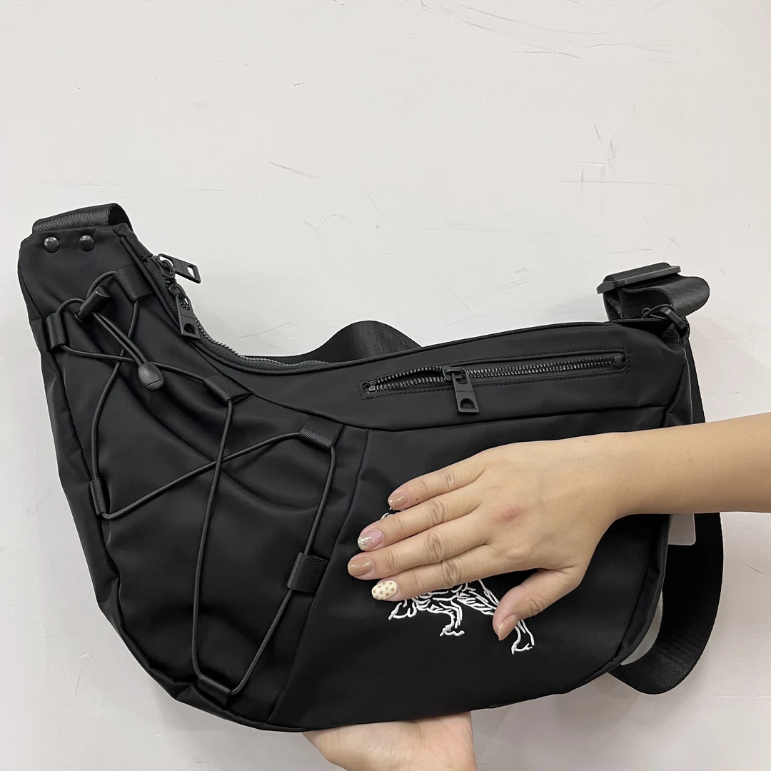 DF20  男士休闲斜挎包工装机能风单肩包黑色百搭休闲包