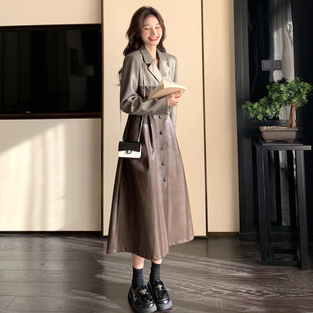 pu皮拼接连衣裙女早秋季2024新款法式气质高级感超好看过膝西装裙